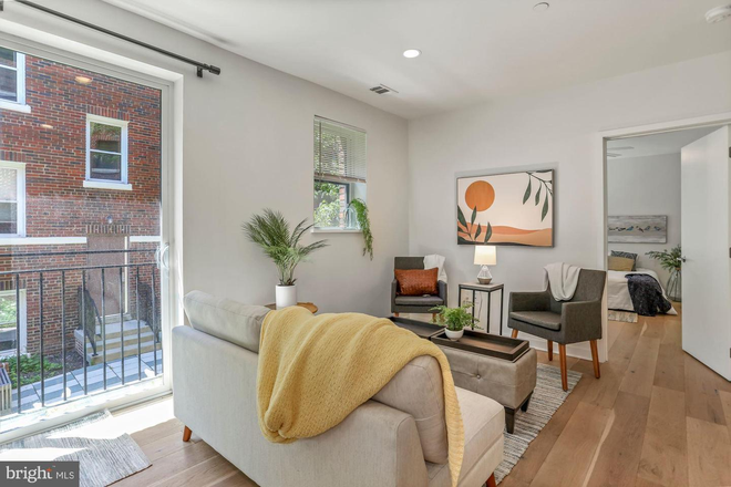 Living room - 2 bed 2 Bath Gated Community - Bloomingdale Unit Condo