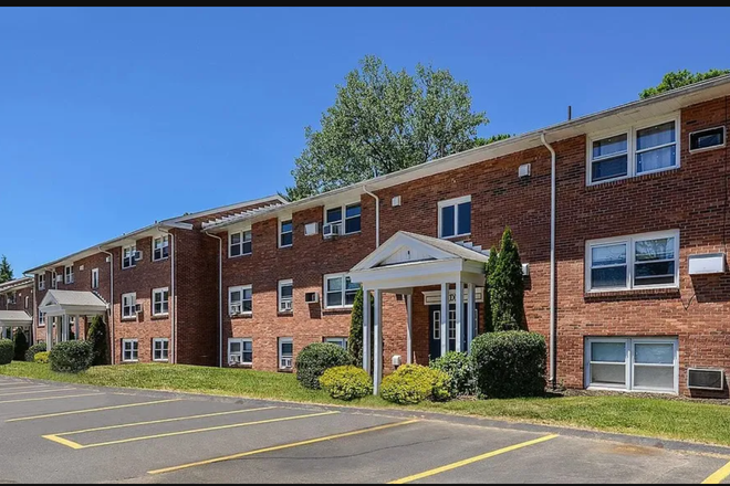 Outside view - 1 Bedroom in a 2 Bed 1 Bath spacious apartment (Cliffside Apartments), Located on Campus Bus line