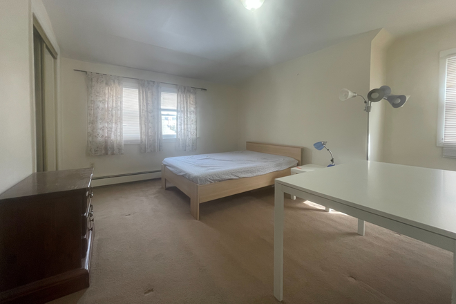 Bedroom - Large 2 bedroom second floor House