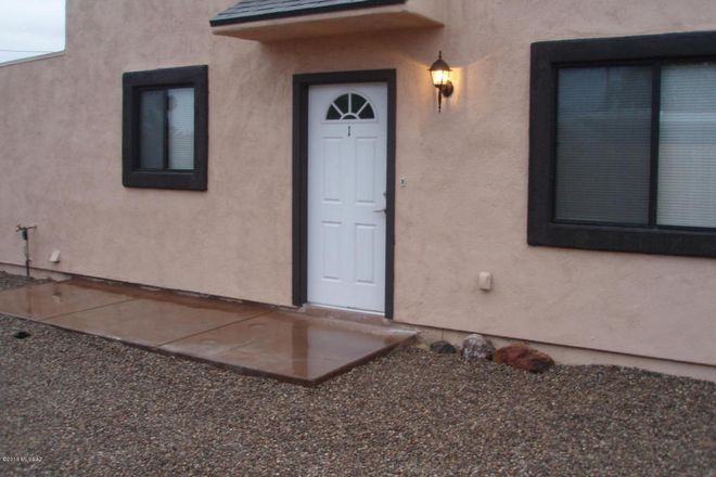 Front door - QUIET 2 BEDROOM 2 BATH CENTRAL TUCSON Duplex