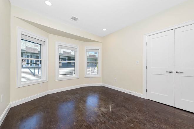 Living Space - Stanley Ave 4 Bed Medford Apartments