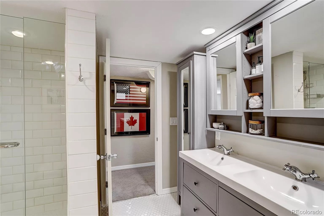 Shared Bathroom - Sunny Bedroom for Rent in South Montclair 4 BR House