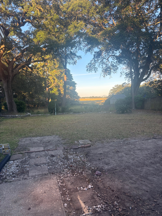 Back yard on the water - Neighborhood house 1 mile from campus