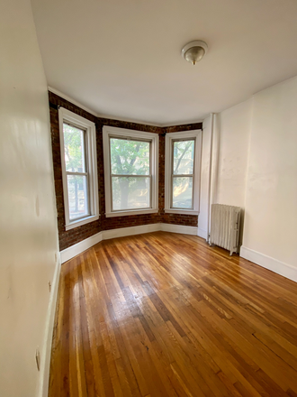 . - 2-bed on hemenway super close to campus! No broker fee. Contact Will McGowan 617.512.5822 Apartments