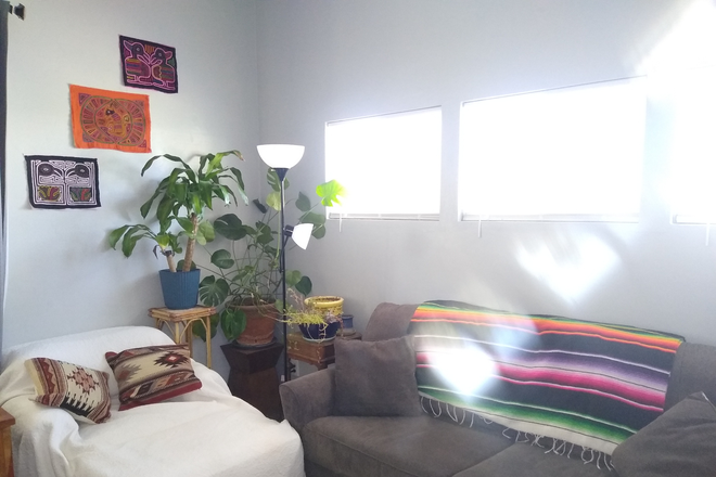 Living room sitting area - Quiet home near campus