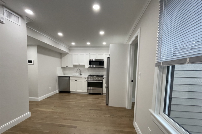 . - Renovated 2 Bed / 1 Bath w/ LAUNDRY IN UNIT!! Available NOW!! Apartments
