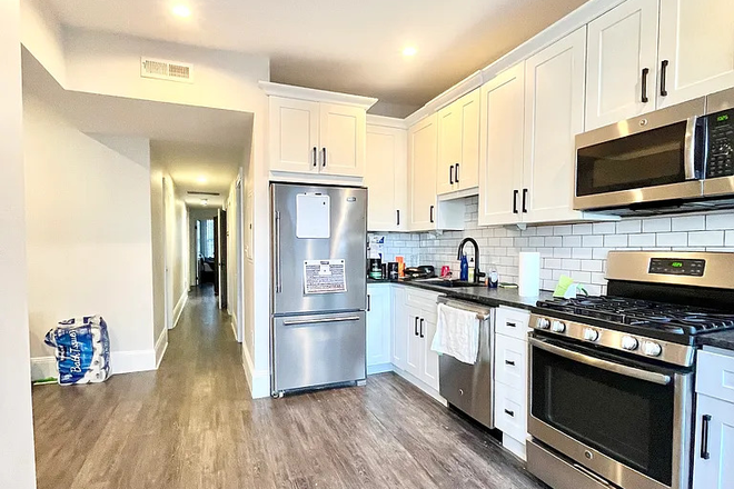 Kitchen Angle #1 - Apartment close to campus