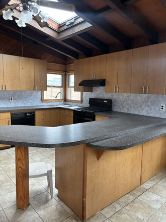 Big kitchen with island seat for 6 - Fully Furnished Private Rooms in Everett – Utilities, Wi-Fi & Laundry Included House