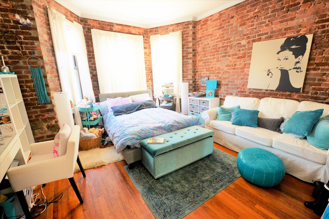 Bedroom - Beautiful and Cozy 3 Bed 1BA on Hemenway St!! - Avail 9/1/25