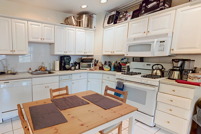Call NOW for showings! 617-236-8600 - DEAN RD - *NO FEE* 3BR *AVAIL NOW* W/ 1 PRKNG INC, FRONT PATIO, LNDRY IN BLDNG, A/C, DW, OPEN LAOUT!