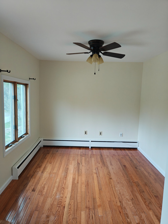 Living room - Small Cottage for Rent in Lake Ronkonkoma Apartments