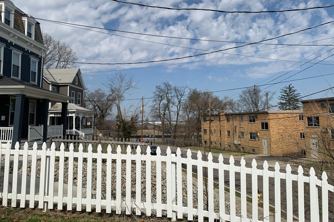 View of campus 1 block distance - 3 Bedroom / 2 Bath House One Block from XU Campus - Recent Full Renovation