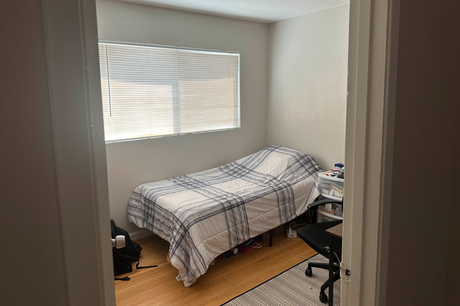 Bedroom with bed and desk - Single Room Sublease Close to Trader Joe's