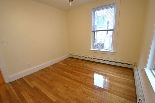Bedroom - 4 Bed Available 9/1/25! *CONTACT NOAH 603-470-8181 Apartments