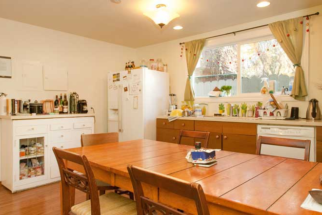 1) Kitchen 1 - Sunny, Furnished, Modern 4 Bedroom Patio Home