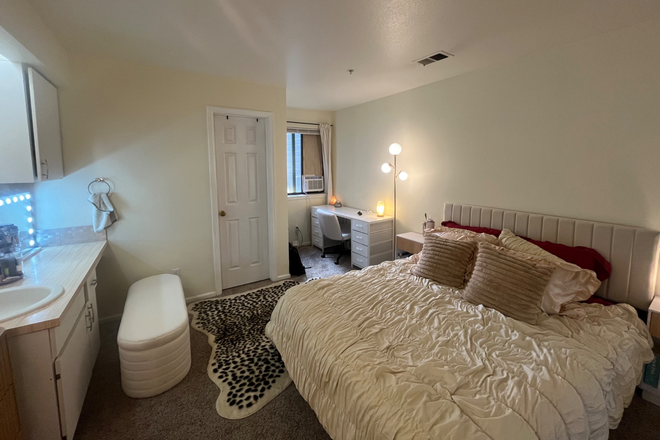 Bedroom - Sublet room, close to campus, girls only