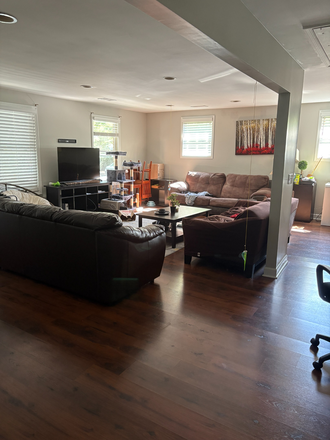 Shared furnished living space (everything will be deep cleaned before move in) - Gadsden Street House (8 min walk to MUSC!)