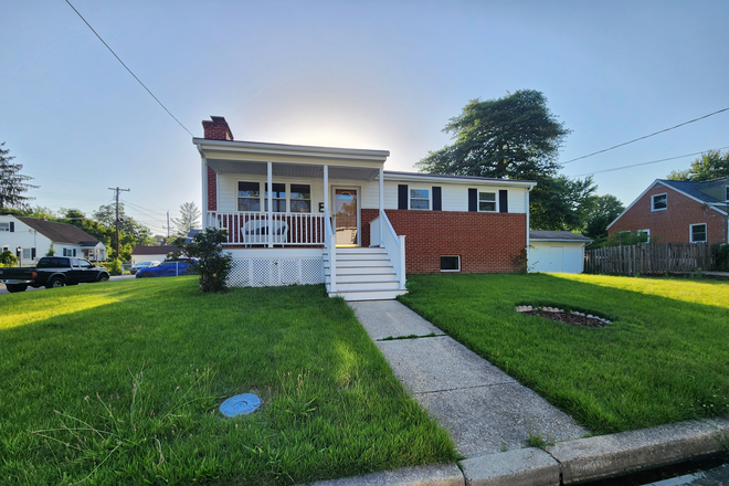 Outside View - Two Rooms Available Close to Campus