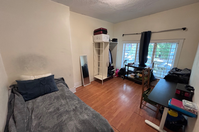 Bedroom - Fully Furnished 3 Bedrooms a 10 Minute Walk from UofT and TMU