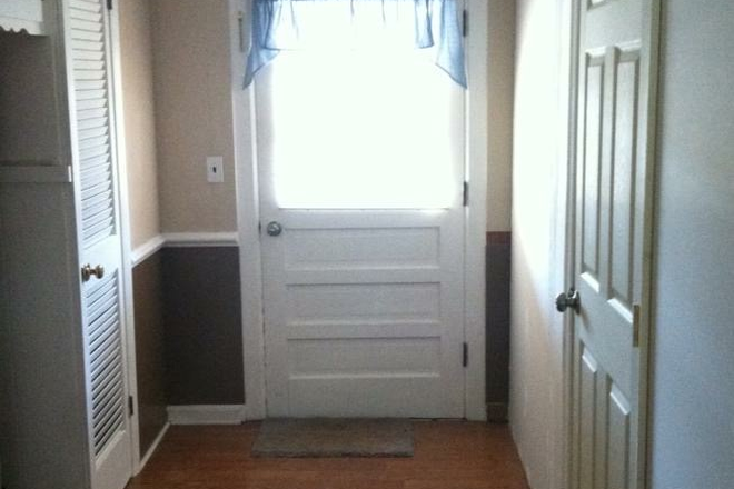 Entry hallway - Terrace Level Studio Apartment