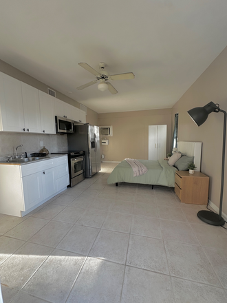Furnished studio with full kitchen and open living space - Private Efficiency near NSU - Private Entrance - Plantation House