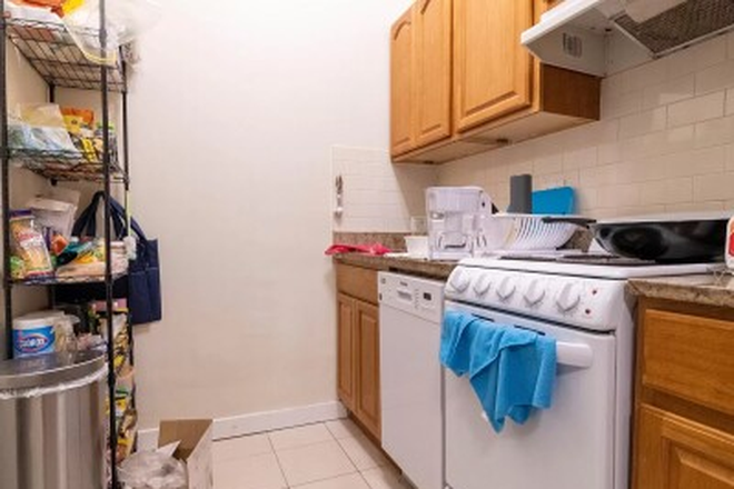 living - LOCATION!! 3 BED WITH HEAT/HOT WATER INCLUDED! NO BROKER FEE, AVAIL 9/1/26!