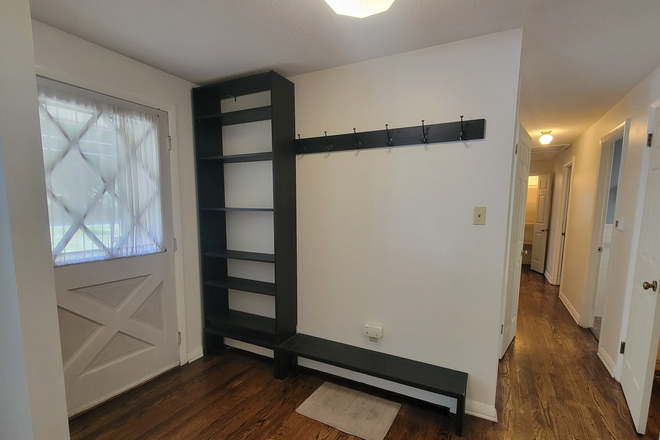 Foyer - Spacious Furnished 3BR/3BA Home on Quiet Street, Walk/Bike to UConn