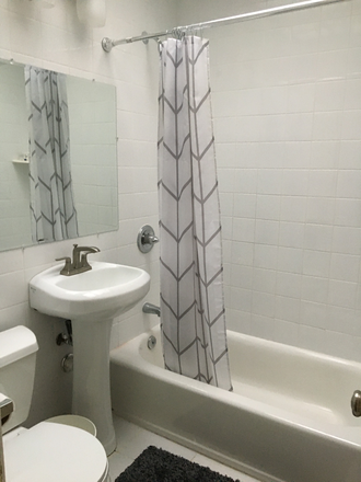 Bathroom - Walk to Georgetown Univ and Hospital - backs to park - close to shops, restaurants House