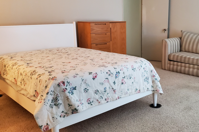 Master Bedroom - Student/faculty Co Op Housing - including municipal, wifi services House