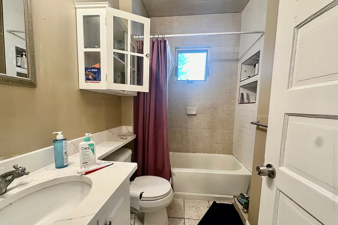 Bathroom - Spring 2026 Sublet Super Close to Campus Duplex