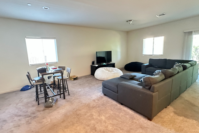 Living room - In Bellevue Ranch, Near a CatTracks bus stop House