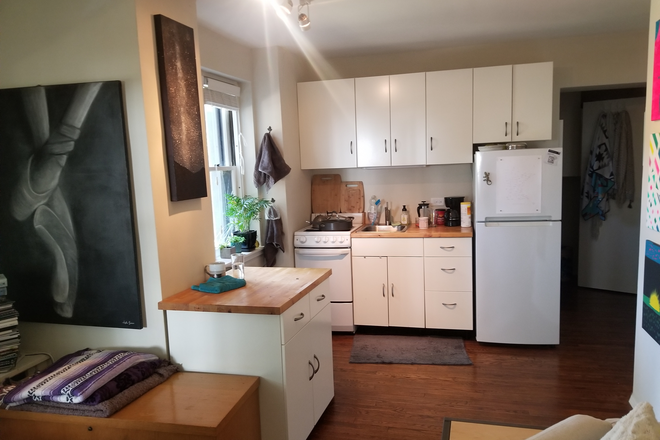 Lg Studio w kitchenette - Woodsy Retreat in Golden Valley