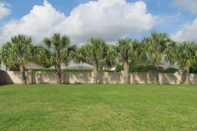 Backyard - Affordable House Near Campus