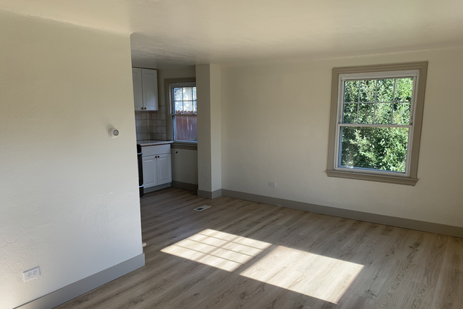 Living room - 2626 S Franklin, Sunny two-story 3 Bedroom with 3 individual bathrooms (one for each of you!!) House