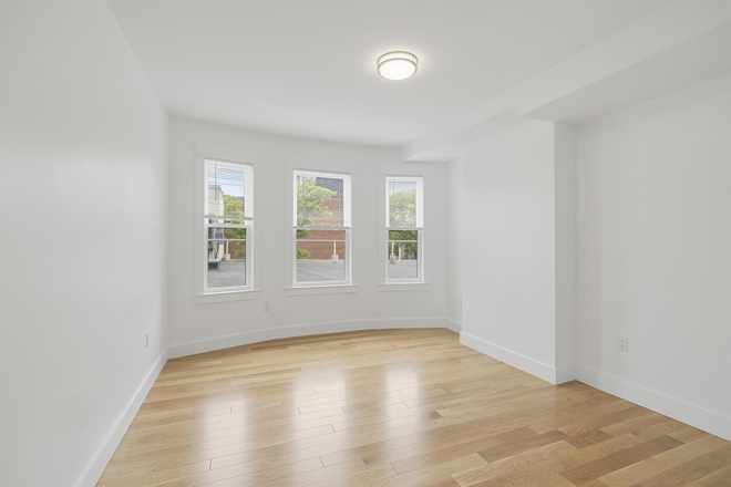 Bedroom - Amazing 3 Bed 2 Bath Reno in Inamn Sq Apartments