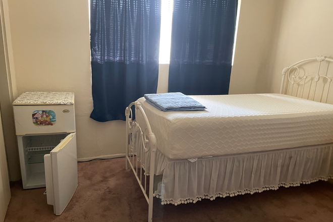bedroom - Close to college and bus stop Apartments