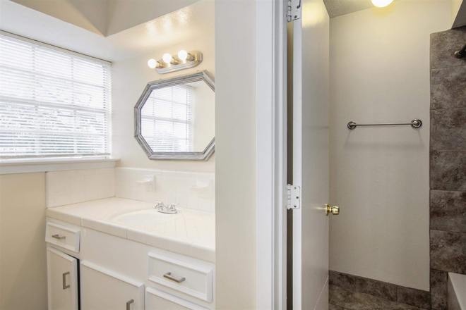 Master bathroom - Habersham Rental