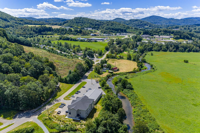 Exterior - Willa Mountain Apartments
