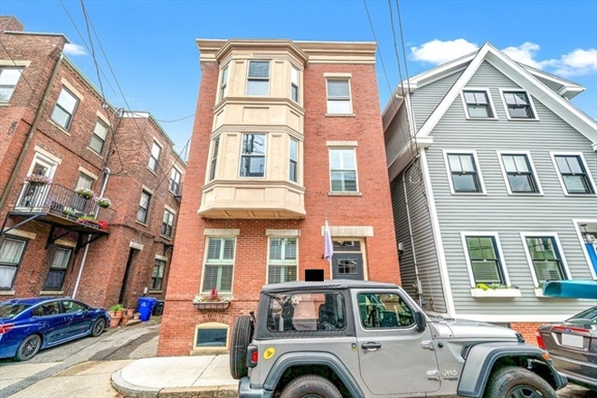 Home exterior - Looking for roommate for 2 bed/1.5 bath Charlestown home