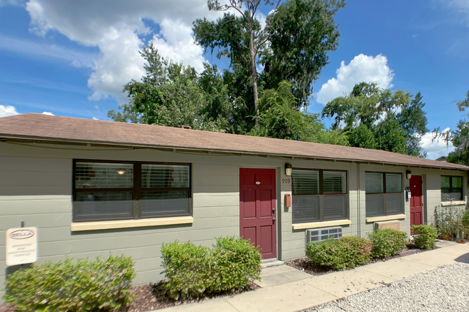 Outside - Margaret's Manor - 2 Bedroom House close to campus