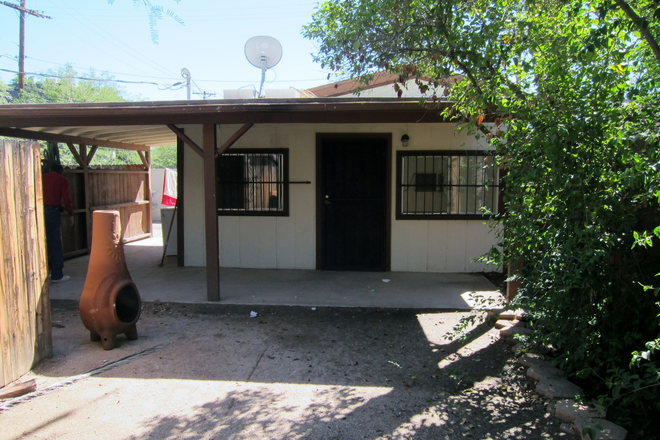 Front - Efficiency 2 blocks west of campus House