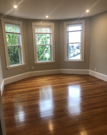 living - LOCATION!! RENOVATED 4 BED WITH IN-UNIT LAUNDRY! NO BROKER FEE, 9/1/26! Apartments