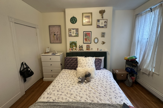 Queen Bed - Roomy Symphony Apartment