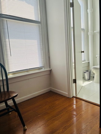 Bathroom- Kitchen - UIC Medical District-Tritaylor-West Campus Apartments