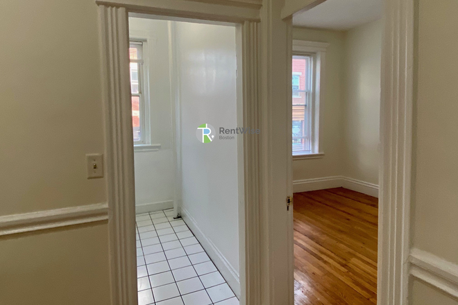 1 - SEPT 2026-Comm Ave 2 bed Split, Elevator, H/HW inc. Fitness Rm, No Fee Apartments
