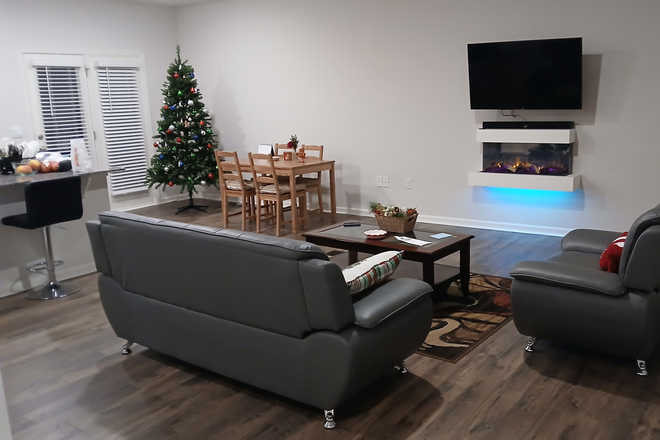 Living Room - 3 BR/2.5Bath Townhome 1 mile from UNG Dahlonega