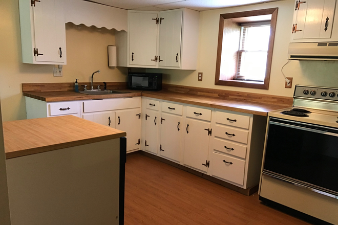 Kitchen - 1 Bedroom Apt. close to campus