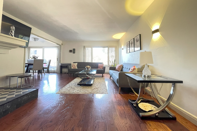Living Room - Luxury Townhome with beautiful views in La Jolla Shore Heights