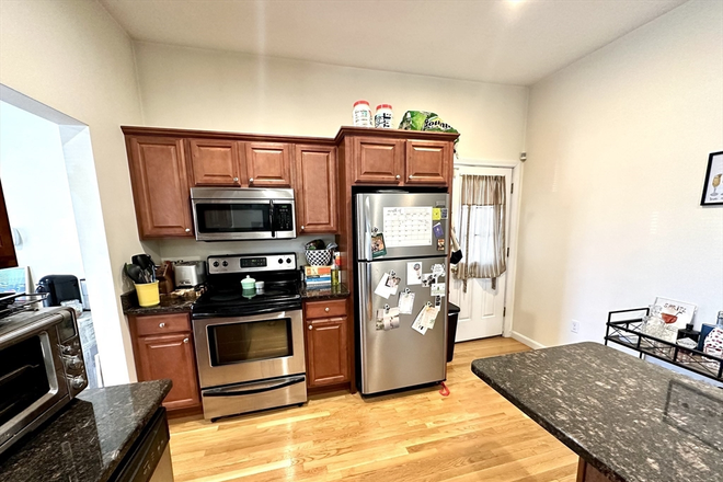 kitchen - 1 bed 1 bath with parking Waltham Apartments