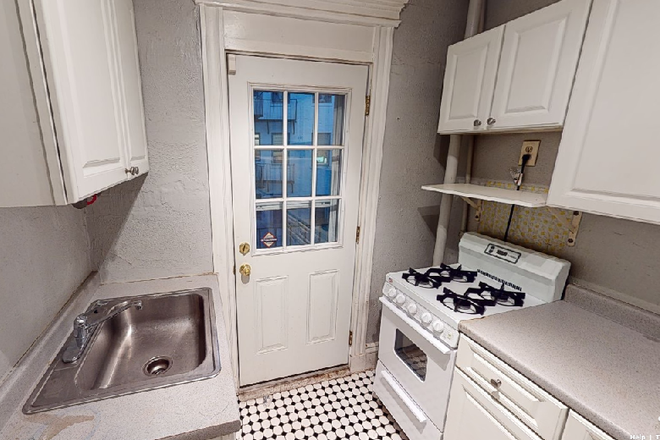 Call NOW for showings! 617-236-8550 - CHARLESGATE EAST - MODERN 1BR SPLIT FOR 2 PPL AVAIL *9/1/2026* W/ H&HW INC, LNDRY IN BLDNG, EIK! Condo